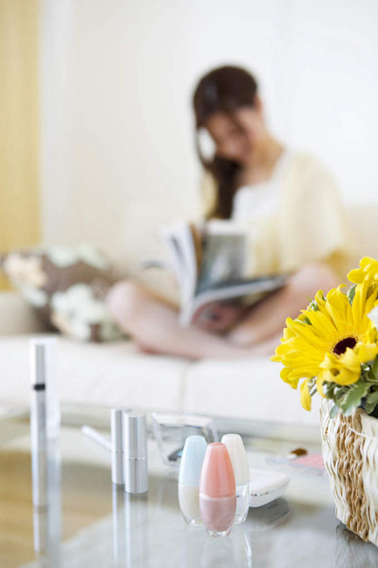 东方人,一个人,坐,盘腿,竖图,俯视,室内,白天,阅读,靠垫,沙发,杂志,亚洲,仅一个年轻女性,仅一个女性,仅一个人,学习,服装,朦胧,模糊,盛开,透明,非洲菊,靠枕,拿,花蕾,指甲油,拿着,注视,休闲装,黄种人,花,花瓣,花朵,鲜花,两个,一朵,衣服,黄色,红色,白色,黑色,口红,抱枕,枕头,花苞,花蕊,观察,看,休闲,休闲服,橙色,睫毛膏,菊花,读书,浏览,服饰,化妆台,观看,一支,两支,察看,关注,三瓶,扶郎花,灯盏花,千日菊,年轻女性,女人,女性,亚洲人,盘腿而坐,盘膝,盘着腿的,盘着腿坐,双腿交叉,坐着,半身,彩图,高角度拍摄,皮沙发