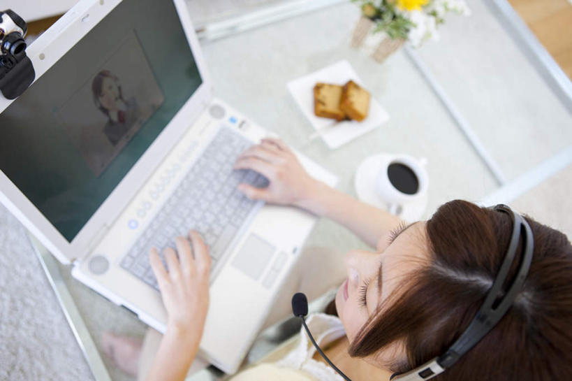 点心,面包,咖啡,东方人,一个人,商务人士,商务女性,坐,横图,俯视,室内,白天,快乐,满意,幸福,电脑,笔记本电脑,花海,花圃,植物,杯子,叶子,玻璃,亚洲,仅一个年轻女性,仅一个女性,仅一个人,两片,戴,敲打,套装,朦胧,模糊,盛开,网络,瓷器,食品,面点,咖啡杯,摄像头,陶瓷制品,音响,一杯,音乐,花蕾,茶几,注视,黄种人,娱乐,输入,通讯设备,玻璃制品,花,花瓣,花朵,花卉,鲜花,食物,糕点,饮料,两朵,两个,一个,黄色,绿色,白色,盘子,耳机,花丛,花束,花田,花苞,花蕊,打字,观察,看,享受,休闲,温馨,放松,乐趣,单个,观看,点击,敲击,戴着,察看,提神,无线,舒适,享乐,关注,瓷杯,醒脑,通信设备,商务装,无线网络,无线上网,便携式电脑,工薪阶层,软饮料,按键,手提电脑,年轻女性,女人,女性,亚洲人,白领,上班族,坐着,半身,彩图,高角度拍摄