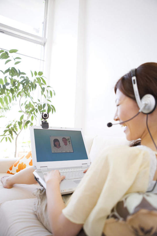 东方人,一个人,商务人士,商务女性,躺,笑,微笑,露齿笑,竖图,室内,白天,侧面,快乐,满意,幸福,电脑,笔记本电脑,植物,床,靠垫,沙发,亚洲,仅一个年轻女性,仅一个女性,仅一个人,戴,敲打,套装,装饰,网络,盆栽,墙,床单,靠枕,盆景,摄像头,音响,音乐,拿,拿着,注视,黄种人,娱乐,输入,通讯设备,被子,墙壁,墙面,两个,一个,绿色,白色,黑色,自然,耳机,抱枕,枕头,打字,观察,看,享受,休闲,橙色,放松,单人床,生长,单个,成长,观看,点击,华丽,修饰,敲击,点缀,一盆,戴着,察看,无线,舒适,被单,享乐,关注,通信设备,商务装,无线网络,布艺沙发,无线上网,便携式电脑,工薪阶层,衬托,美观,雅致,雅观,卧着,按键,手提电脑,年轻女性,女人,女性,亚洲人,白领,上班族,躺着,卧,半身,彩图