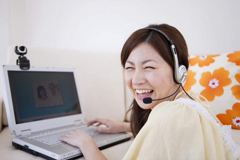 东方人,一个人,商务人士,商务女性,坐,笑,微笑,露齿笑,横图,室内,白天,侧面,快乐,满意,幸福,电脑,笔记本电脑,靠垫,沙发,亚洲,仅一个年轻女性,仅一个女性,仅一个人,戴,敲打,套装,网络,墙,靠枕,摄像头,音响,音乐,注视,黄种人,娱乐,输入,通讯设备,墙壁,墙面,一个,白色,耳机,抱枕,枕头,打字,观察,看,享受,休闲,橙色,放松,单个,观看,点击,敲击,戴着,察看,无线,舒适,享乐,关注,通信设备,商务装,无线网络,无线上网,便携式电脑,工薪阶层,按键,手提电脑,年轻女性,女人,女性,亚洲人,白领,上班族,坐着,半身,彩图,皮沙发