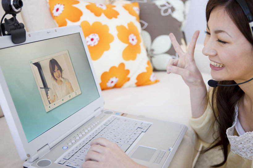 东方人,一个人,坐,笑,微笑,露齿笑,横图,俯视,室内,白天,快乐,满意,兴奋,幸福,骄傲,成功,胜利,电脑,笔记本电脑,靠垫,沙发,亚洲,仅一个年轻女性,仅一个女性,仅一个人,戴,敲打,服装,网络,靠枕,摄像头,音响,音乐,注视,休闲装,黄种人,娱乐,输入,通讯设备,两个,一个,衣服,白色,黑色,耳机,抱枕,枕头,打字,观察,看,手势,享受,休闲,休闲服,橙色,放松,自信,服饰,单个,观看,点击,敲击,戴着,察看,无线,舒适,享乐,关注,通信设备,无线网络,无线上网,便携式电脑,按键,手提电脑,年轻女性,女人,女性,亚洲人,坐着,半身,彩图,高角度拍摄,欢乐,开心,皮沙发