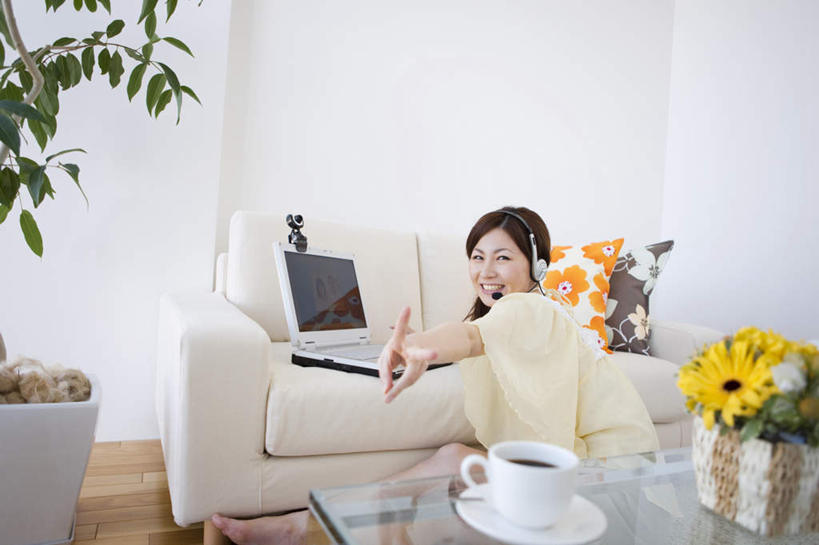 咖啡,东方人,一个人,坐,笑,微笑,露齿笑,横图,室内,白天,通讯,幸福,客服,电脑,笔记本电脑,植物,沙发,桌子,杯子,叶子,玻璃,亚洲,仅一个年轻女性,仅一个女性,仅一个人,撑,服装,装饰,盛开,网络,信息,瓷器,盆栽,墙,棕色,绿叶,咖啡杯,盆景,摄像头,陶瓷制品,两盆,一杯,话务员,茶几,扭头,注视,休闲装,黄种人,娱乐,通讯设备,墙壁,墙面,玻璃制品,花,花瓣,花朵,花卉,鲜花,饮料,一朵,一个,背面,衣服,黄色,绿色,自然,耳机,耳麦,话筒,花蕊,观察,看,转头,享受,休闲,温馨,辫子,休闲服,嫩叶,放松,乐趣,服务,通信,服饰,生长,单个,成长,观看,华丽,修饰,协调,点缀,察看,提神,无线,麦克风,撑着,舒适,关注,销售,瓷杯,醒脑,通信设备,无线网络,布艺沙发,无线上网,便携式电脑,客服人员,电话销售,衬托,美观,雅致,雅观,软饮料,接待员,手提电脑,年轻女性,女人,女性,亚洲人,长发,接线员,叶,叶片,坐着,半身,彩图