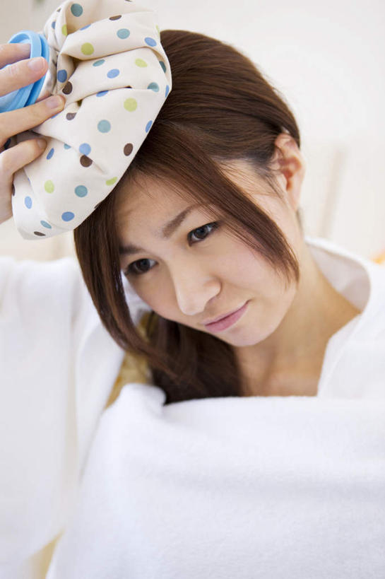 东方人,脸,头,脸颊,手,一个人,竖图,室内,特写,白天,正面,亚洲,仅一个年轻女性,仅一个女性,仅一个人,握,服装,毯子,棕色,休闲装,黄种人,一个,衣服,黄色,白色,低头,休闲,生病,辫子,手部,休闲服,握着,服饰,单个,单手,冰袋,发烧,发热,抱病,年轻女性,女人,女性,亚洲人,头部,长发,脸部,脸蛋,面部,半身,彩图