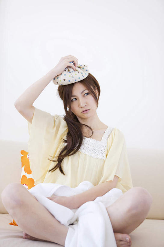 东方人,腿部,脚,脚趾,脚趾甲,腿,一个人,坐,盘腿,竖图,室内,白天,正面,沙发,亚洲,仅一个年轻女性,仅一个女性,仅一个人,握,服装,墙,棕色,注视,休闲装,黄种人,光脚,墙壁,墙面,一个,衣服,黄色,白色,观察,看,休闲,辫子,赤脚,休闲服,握着,服饰,单个,观看,敷,察看,冰袋,关注,布艺沙发,年轻女性,女人,女性,亚洲人,脚指甲,长发,盘腿而坐,盘膝,盘着腿的,盘着腿坐,双腿交叉,坐着,彩图,全身