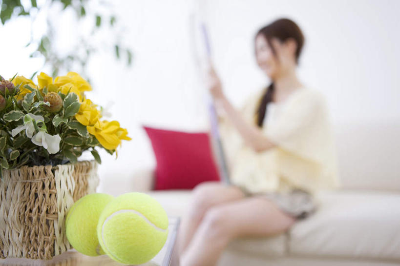 东方人,一个人,坐,横图,室内,白天,正面,植物,沙发,叶子,金属制品,亚洲,仅一个年轻女性,仅一个女性,仅一个人,一块,许多,擦,竹制,服装,朦胧,模糊,盛开,金属,高尔夫,高尔夫球,花篮,毯子,棕色,绿叶,注视,休闲装,黄种人,花,花瓣,花朵,花卉,鲜花,两个,一个,衣服,黄色,红色,绿色,花蕊,观察,看,休闲,辫子,休闲服,嫩叶,擦拭,服饰,单个,观看,察看,高尔夫球杆,竹制品,关注,布艺沙发,高尔夫运动,高尔夫球具,年轻女性,女人,女性,亚洲人,长发,叶,叶片,坐着,彩图,全身