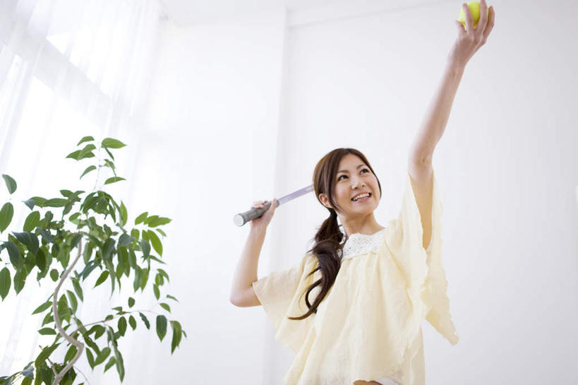 东方人,一个人,站,举,笑,微笑,露齿笑,横图,室内,白天,仰视,网球,植物,亚洲,仅一个年轻女性,仅一个女性,仅一个人,握,服装,朦胧,模糊,装饰,盆栽,网球拍,棕色,盆景,球拍,网球装备,注视,休闲装,黄种人,运动器械,一个,衣服,黄色,绿色,自然,观察,看,托,站着,休闲,辫子,休闲服,健身器械,握着,服饰,生长,单个,成长,观看,华丽,修饰,点缀,察看,挥动,关注,健身器材,衬托,美观,雅致,雅观,网球运动,年轻女性,女人,女性,亚洲人,长发,举起,举手,举着,抬头,向上举,向上伸,向上托,仰头,站立,半身,彩图,低角度拍摄,运动器材