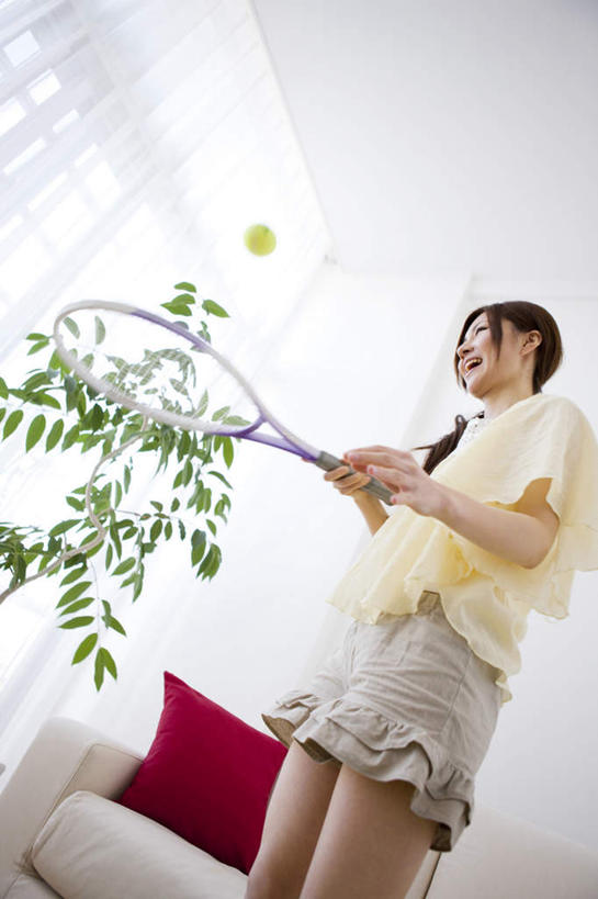 东方人,一个人,站,竖图,室内,白天,仰视,网球,植物,靠垫,沙发,金属制品,亚洲,仅一个年轻女性,仅一个女性,仅一个人,握,服装,朦胧,模糊,装饰,金属,盆栽,网球拍,棕色,靠枕,盆景,球拍,网球装备,注视,休闲装,黄种人,运动器械,一个,衣服,黄色,红色,绿色,白色,自然,抱枕,枕头,观察,看,站着,休闲,辫子,休闲服,健身器械,握着,服饰,生长,单个,成长,观看,华丽,修饰,点缀,察看,关注,健身器材,布艺沙发,衬托,美观,雅致,雅观,网球运动,年轻女性,女人,女性,亚洲人,长发,站立,半身,彩图,低角度拍摄,运动器材