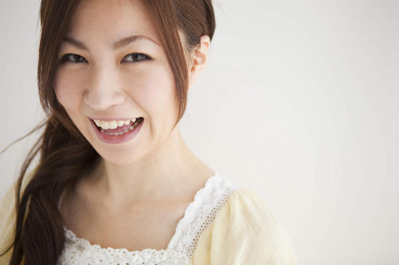 东方人,脸,头,脸颊,一个人,站,笑,微笑,露齿笑,横图,室内,特写,白天,白色背景,正面,亚洲,仅一个年轻女性,仅一个女性,仅一个人,服装,棕色,注视,休闲装,黄种人,肩膀,衣服,黄色,观察,看,站着,张嘴,休闲,辫子,休闲服,摄影,服饰,影棚,观看,察看,关注,张大嘴巴,年轻女性,女人,女性,亚洲人,头部,长发,脸部,脸蛋,面部,张开嘴,站立,半身,彩图,影棚拍摄,拍摄