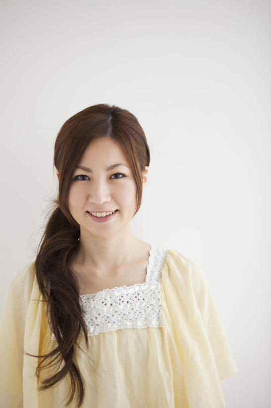 东方人,脸,头,脸颊,一个人,站,笑,微笑,露齿笑,竖图,室内,特写,白天,白色背景,正面,亚洲,仅一个年轻女性,仅一个女性,仅一个人,服装,棕色,注视,休闲装,黄种人,肩膀,衣服,黄色,观察,看,站着,张嘴,休闲,辫子,休闲服,服饰,观看,察看,关注,张大嘴巴,年轻女性,女人,女性,亚洲人,头部,长发,脸部,脸蛋,面部,张开嘴,站立,半身,彩图