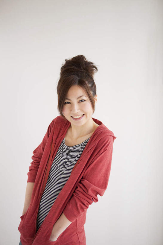 东方人,一个人,站,笑,微笑,露齿笑,竖图,室内,白天,白色背景,正面,亚洲,仅一个年轻女性,仅一个女性,仅一个人,服装,棕色,注视,休闲装,黄种人,衣服,红色,灰色,观察,看,站着,休闲,休闲服,摄影,服饰,影棚,观看,盘发,察看,关注,双手抄兜,双手放兜,年轻女性,女人,女性,亚洲人,长发,插兜,两手抄兜,两手放兜,手插兜,手放口袋,站立,半身,彩图,影棚拍摄,拍摄,手抄兜