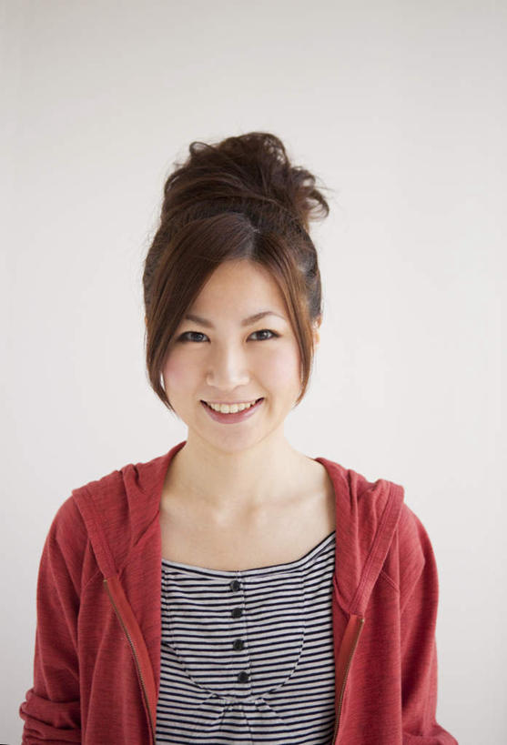 东方人,一个人,站,笑,微笑,露齿笑,竖图,室内,白天,白色背景,正面,亚洲,仅一个年轻女性,仅一个女性,仅一个人,服装,棕色,注视,休闲装,黄种人,衣服,红色,灰色,观察,看,站着,休闲,休闲服,摄影,服饰,影棚,观看,盘发,察看,关注,年轻女性,女人,女性,亚洲人,长发,站立,半身,彩图,影棚拍摄,拍摄