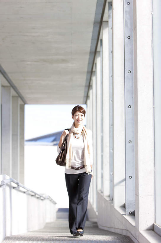 东方人,背,一个人,商务人士,商务女性,走,笑,微笑,露齿笑,竖图,室外,白天,正面,办公楼,窗户,落地窗,亚洲,仅一个年轻女性,仅一个女性,仅一个人,一条,盘绕,阴影,套装,朦胧,模糊,装饰,环绕,围绕,光线,包,皮包,影子,走道,走廊,过道,棕色,环抱,黄种人,玻璃窗,一个,白色,黑色,阳光,围巾,背着,温暖,缭绕,单个,围脖,保暖,华丽,单肩包,盘发,点缀,御寒,商务装,工薪阶层,单手抄兜,单手放兜,衬托,美观,雅致,雅观,年轻女性,女人,女性,亚洲人,长发,白领,上班族,步行,插兜,散步,手插兜,手放口袋,走路,彩图,全身,手抄兜