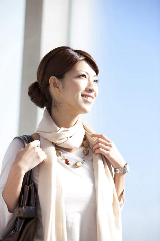 东方人,背,一个人,商务人士,商务女性,站,笑,微笑,露齿笑,竖图,室外,白天,正面,办公楼,窗户,落地窗,亚洲,仅一个年轻女性,仅一个女性,仅一个人,一条,盘绕,阴影,套装,朦胧,模糊,装饰,环绕,围绕,光线,包,皮包,影子,棕色,环抱,注视,黄种人,玻璃窗,一个,蓝色,白色,黑色,蓝天,天空,阳光,围巾,天,背着,观察,看,站着,温暖,缭绕,晴朗,单个,围脖,观看,保暖,华丽,单肩包,盘发,点缀,察看,御寒,关注,商务装,工薪阶层,万里无云,衬托,美观,雅致,雅观,年轻女性,女人,女性,亚洲人,长发,白领,上班族,晴空,晴空万里,站立,半身,彩图