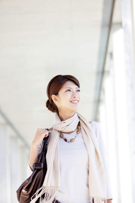 东方人,背,一个人,商务人士,商务女性,站,竖图,室外,白天,正面,办公楼,亚洲,仅一个年轻女性,仅一个女性,仅一个人,一条,盘绕,阴影,套装,朦胧,模糊,装饰,环绕,围绕,光线,包,皮包,影子,棕色,环抱,扭头,注视,黄种人,一个,白色,黑色,阳光,围巾,背着,观察,看,站着,转头,温暖,缭绕,单个,围脖,观看,保暖,华丽,单肩包,盘发,点缀,察看,御寒,关注,商务装,工薪阶层,衬托,美观,雅致,雅观,年轻女性,女人,女性,亚洲人,长发,白领,上班族,站立,半身,彩图