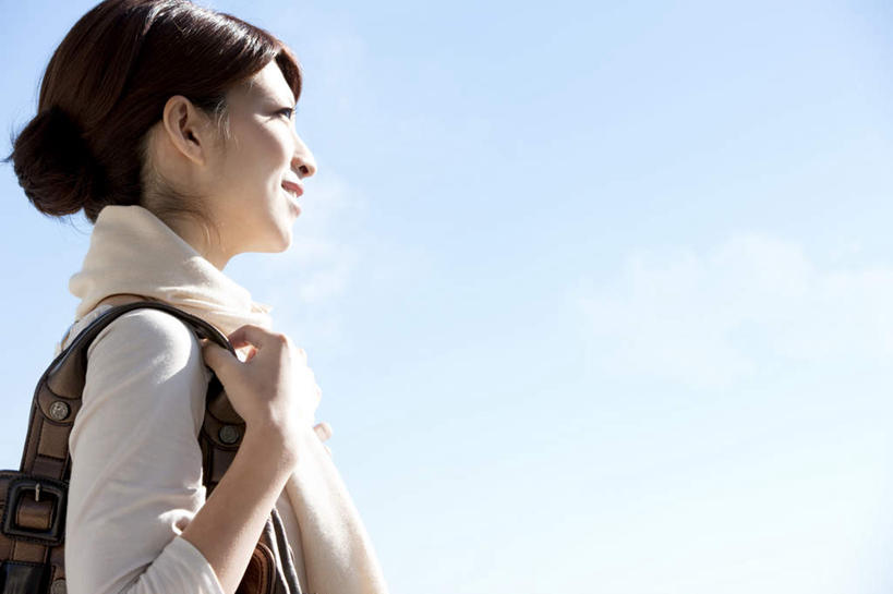 东方人,脸,头,脸颊,手,背,一个人,商务人士,商务女性,站,摸,横图,室外,特写,白天,仰视,办公楼,亚洲,仅一个年轻女性,仅一个女性,仅一个人,一条,抚摸,盘绕,阴影,套装,朦胧,模糊,装饰,环绕,围绕,光线,包,皮包,影子,云,云朵,棕色,云彩,环抱,注视,黄种人,肩膀,一个,蓝色,白色,黑色,白云,蓝天,天空,阳光,围巾,天,背着,观察,看,站着,温暖,手部,缭绕,晴朗,单个,围脖,观看,保暖,单手,华丽,单肩包,盘发,点缀,察看,御寒,关注,商务装,工薪阶层,衬托,美观,雅致,雅观,年轻女性,女人,女性,亚洲人,头部,长发,脸部,脸蛋,面部,白领,上班族,晴空,触摸,接触,站立,半身,彩图,低角度拍摄