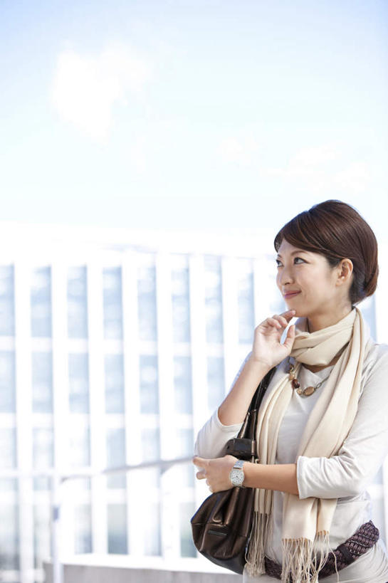 东方人,背,一个人,商务人士,商务女性,高楼大厦,栏杆,笑,微笑,竖图,室外,白天,正面,办公楼,大厦,建筑,摩天大楼,写字楼,金属制品,亚洲,仅一个年轻女性,仅一个女性,仅一个人,一条,撑,盘绕,阴影,套装,朦胧,模糊,装饰,环绕,围绕,光线,金属,包,皮包,影子,围栏,棕色,环抱,托腮,黄种人,护栏,一个,白色,黑色,阳光,围巾,楼宇,背着,托,温暖,商务楼,缭绕,单个,围脖,保暖,华丽,单肩包,盘发,点缀,撑着,御寒,托下巴,商务装,工薪阶层,衬托,美观,雅致,雅观,年轻女性,女人,女性,亚洲人,长发,白领,上班族,半身,彩图,大楼,高层建筑,高楼,摩天楼