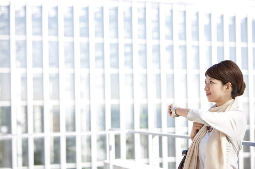 东方人,背,一个人,商务人士,商务女性,举,横图,室外,白天,侧面,办公楼,亚洲,仅一个年轻女性,仅一个女性,仅一个人,一条,盘绕,阴影,套装,朦胧,模糊,装饰,环绕,围绕,时间,光线,包,皮包,时钟,手表,影子,棕色,计时,环抱,黄种人,一个,一只,白色,黑色,阳光,围巾,钟表,背着,托,握拳,温暖,表,缭绕,单个,围脖,保暖,华丽,单肩包,盘发,腕表,点缀,御寒,商务装,工薪阶层,衬托,美观,雅致,雅观,年轻女性,女人,女性,亚洲人,长发,白领,上班族,钟,举起,举手,举着,向上举,向上伸,向上托,半身,彩图