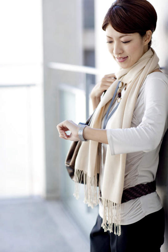 东方人,背,一个人,商务人士,商务女性,站,竖图,室外,白天,侧面,办公楼,亚洲,仅一个年轻女性,仅一个女性,仅一个人,一条,盘绕,阴影,套装,朦胧,模糊,装饰,环绕,围绕,时间,光线,包,皮包,时钟,手表,影子,棕色,计时,环抱,注视,黄种人,一个,一只,白色,黑色,阳光,围巾,钟表,背着,低头,观察,看,站着,温暖,表,缭绕,单个,围脖,观看,保暖,华丽,单肩包,盘发,腕表,点缀,察看,御寒,关注,商务装,工薪阶层,衬托,美观,雅致,雅观,年轻女性,女人,女性,亚洲人,长发,白领,上班族,钟,站立,半身,彩图