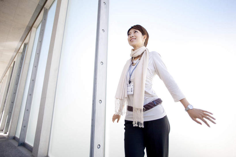 东方人,背,一个人,商务人士,商务女性,站,笑,摸,微笑,横图,室外,白天,仰视,办公楼,床,亚洲,仅一个年轻女性,仅一个女性,仅一个人,一条,抚摸,盘绕,阴影,套装,朦胧,模糊,装饰,环绕,围绕,光线,包,皮包,影子,双人床,棕色,床单,环抱,注视,黄种人,被子,一个,蓝色,白色,黑色,蓝天,天空,阳光,围巾,天,背着,扶,观察,看,站着,温暖,缭绕,晴朗,单个,围脖,观看,保暖,华丽,单肩包,盘发,点缀,察看,被单,扶着,御寒,关注,商务装,工薪阶层,万里无云,衬托,美观,雅致,雅观,年轻女性,女人,女性,亚洲人,长发,白领,上班族,晴空,晴空万里,触摸,接触,站立,半身,彩图,低角度拍摄