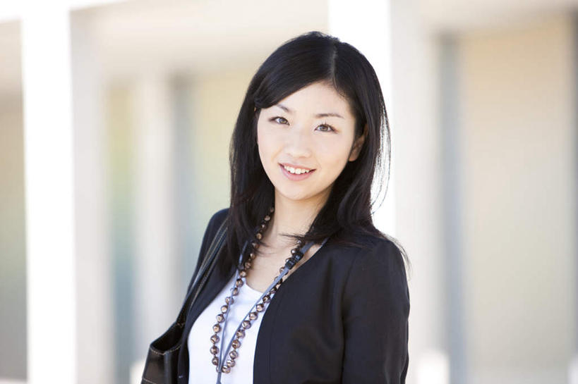 东方人,脸,头,脸颊,背,一个人,商务人士,商务女性,站,笑,微笑,露齿笑,横图,室外,特写,白天,正面,项链,亚洲,仅一个年轻女性,仅一个女性,仅一个人,一条,吊挂,悬挂,盘绕,阴影,套装,朦胧,模糊,装饰,环绕,围绕,光线,包,皮包,影子,挂,环抱,注视,黄种人,肩膀,装饰品,一个,白色,黑色,阳光,饰品,首饰,围巾,背着,观察,看,站着,温暖,缭绕,单个,围脖,观看,保暖,华丽,单肩包,点缀,察看,御寒,关注,商务装,工薪阶层,衬托,美观,雅致,雅观,年轻女性,女人,女性,亚洲人,头部,长发,脸部,脸蛋,面部,白领,上班族,站立,半身,彩图