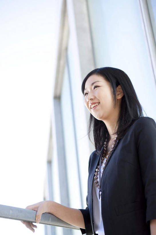 东方人,背,一个人,商务人士,商务女性,栏杆,站,笑,微笑,露齿笑,竖图,室外,白天,仰视,窗户,落地窗,金属制品,亚洲,仅一个年轻女性,仅一个女性,仅一个人,一条,撑,盘绕,阴影,套装,朦胧,模糊,装饰,环绕,围绕,光线,金属,包,皮包,影子,围栏,环抱,注视,黄种人,护栏,玻璃窗,一个,蓝色,白色,黑色,蓝天,天空,阳光,围巾,天,背着,观察,看,站着,温暖,缭绕,晴朗,单个,围脖,观看,保暖,华丽,单肩包,点缀,察看,撑着,御寒,关注,商务装,工薪阶层,万里无云,衬托,美观,雅致,雅观,年轻女性,女人,女性,亚洲人,长发,白领,上班族,晴空,晴空万里,站立,半身,彩图,低角度拍摄