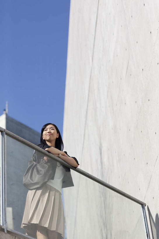 东方人,背,一个人,商务人士,商务女性,栏杆,站,笑,微笑,露齿笑,竖图,室外,白天,仰视,窗户,落地窗,金属制品,亚洲,仅一个年轻女性,仅一个女性,仅一个人,一条,撑,盘绕,阴影,套装,装饰,环绕,围绕,光线,金属,包,皮包,影子,围栏,环抱,注视,黄种人,护栏,玻璃窗,一个,蓝色,白色,黑色,蓝天,天空,阳光,围巾,天,背着,观察,看,趴着,站着,温暖,缭绕,晴朗,单个,围脖,观看,保暖,华丽,单肩包,点缀,察看,撑着,御寒,关注,商务装,工薪阶层,万里无云,衬托,美观,雅致,雅观,年轻女性,女人,女性,亚洲人,长发,白领,上班族,晴空,晴空万里,趴,站立,半身,彩图,低角度拍摄