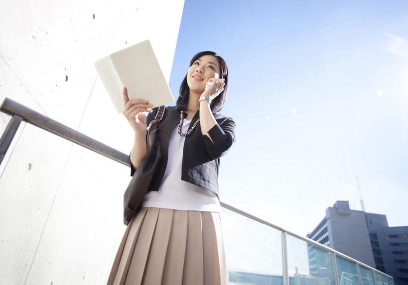 东方人,背,一个人,商务人士,商务女性,站,捧,笑,打电话,微笑,露齿笑,横图,室外,白天,仰视,电话,手机,亚洲,仅一个年轻女性,仅一个女性,仅一个人,一条,握,盘绕,阴影,套装,装饰,环绕,围绕,光线,包,材料,档案,皮包,文件,影子,环抱,注视,黄种人,通讯设备,一个,蓝色,白色,黑色,蓝天,天空,阳光,围巾,资料,天,背着,观察,看,站着,温暖,握着,缭绕,晴朗,单个,围脖,观看,保暖,华丽,单肩包,点缀,察看,御寒,关注,文档,商务装,工薪阶层,万里无云,衬托,美观,雅致,雅观,交流,年轻女性,女人,女性,亚洲人,长发,白领,上班族,晴空,晴空万里,端,端着,沟通,捧着,手捧,通话,站立,半身,彩图,低角度拍摄