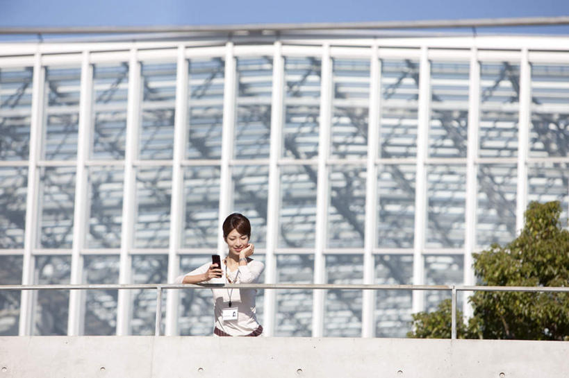 东方人,背,一个人,商务人士,商务女性,高楼大厦,站,笑,打电话,微笑,露齿笑,横图,室外,白天,仰视,办公楼,大厦,建筑,摩天大楼,写字楼,电话,手机,亚洲,仅一个年轻女性,仅一个女性,仅一个人,一条,撑,握,盘绕,阴影,套装,装饰,环绕,围绕,光线,包,皮包,影子,棕色,环抱,托腮,注视,黄种人,通讯设备,一个,蓝色,白色,黑色,蓝天,天空,阳光,围巾,楼宇,天,背着,观察,看,托,站着,温暖,商务楼,握着,缭绕,晴朗,单个,围脖,观看,保暖,华丽,单肩包,盘发,点缀,察看,撑着,御寒,关注,托下巴,商务装,工薪阶层,万里无云,衬托,美观,雅致,雅观,交流,年轻女性,女人,女性,亚洲人,长发,白领,上班族,晴空,晴空万里,沟通,通话,站立,半身,彩图,低角度拍摄,大楼,高层建筑,高楼,摩天楼