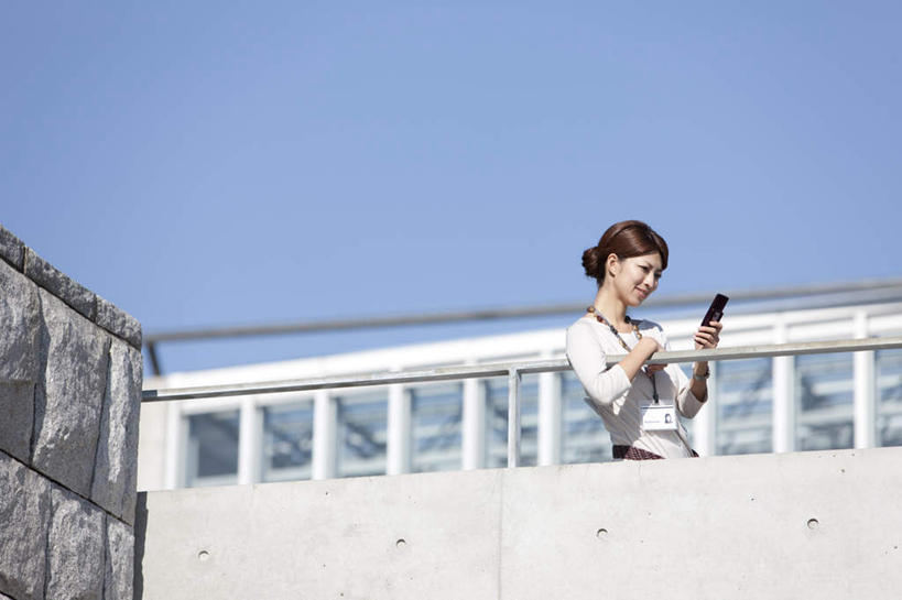 东方人,背,一个人,商务人士,商务女性,高楼大厦,站,笑,打电话,微笑,露齿笑,横图,室外,白天,仰视,办公楼,大厦,建筑,摩天大楼,写字楼,电话,手机,亚洲,仅一个年轻女性,仅一个女性,仅一个人,一条,撑,握,盘绕,阴影,套装,装饰,环绕,围绕,光线,包,皮包,影子,棕色,环抱,托腮,注视,黄种人,通讯设备,一个,蓝色,白色,黑色,蓝天,天空,阳光,围巾,楼宇,天,背着,观察,看,托,站着,温暖,商务楼,握着,缭绕,晴朗,单个,围脖,观看,保暖,华丽,单肩包,盘发,点缀,察看,撑着,御寒,关注,托下巴,商务装,工薪阶层,万里无云,衬托,美观,雅致,雅观,交流,年轻女性,女人,女性,亚洲人,长发,白领,上班族,晴空,晴空万里,沟通,通话,站立,半身,彩图,低角度拍摄,大楼,高层建筑,高楼,摩天楼