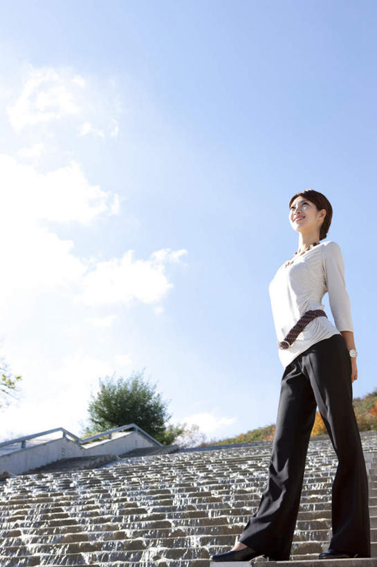 东方人,背,一个人,商务人士,商务女性,站,笑,微笑,露齿笑,竖图,室外,白天,仰视,亚洲,仅一个年轻女性,仅一个女性,仅一个人,一条,盘绕,阴影,套装,装饰,环绕,围绕,光线,包,皮包,影子,云,云朵,棕色,云彩,环抱,注视,黄种人,一个,蓝色,白色,黑色,白云,蓝天,天空,阳光,围巾,天,背着,观察,看,站着,温暖,缭绕,晴朗,单个,围脖,观看,保暖,华丽,单肩包,盘发,点缀,察看,御寒,关注,商务装,工薪阶层,衬托,美观,雅致,雅观,年轻女性,女人,女性,亚洲人,长发,白领,上班族,晴空,抬头,仰头,站立,彩图,低角度拍摄,全身