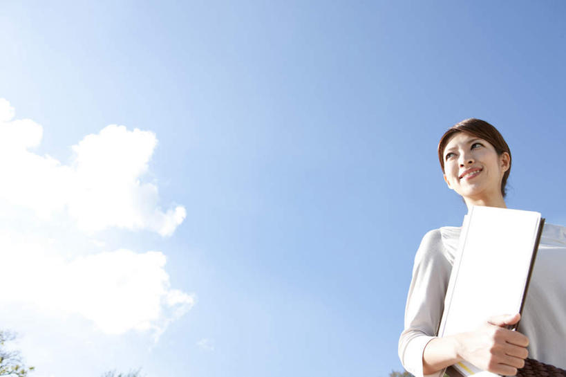东方人,背,一个人,商务人士,商务女性,站,捧,笑,微笑,露齿笑,横图,室外,白天,仰视,亚洲,仅一个年轻女性,仅一个女性,仅一个人,一本,一条,盘绕,阴影,套装,装饰,环绕,围绕,光线,包,材料,档案,皮包,文件,影子,云,云朵,棕色,云彩,环抱,注视,黄种人,一个,蓝色,白色,黑色,白云,蓝天,天空,阳光,围巾,资料,天,背着,观察,看,站着,温暖,缭绕,晴朗,单个,围脖,观看,保暖,华丽,单肩包,盘发,点缀,察看,御寒,关注,文档,商务装,工薪阶层,衬托,美观,雅致,雅观,年轻女性,女人,女性,亚洲人,长发,白领,上班族,晴空,端,端着,捧着,手捧,抬头,仰头,站立,半身,彩图,低角度拍摄