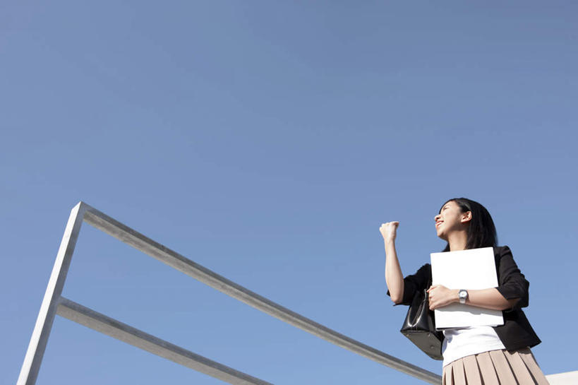 东方人,背,一个人,商务人士,技术人员,商务女性,栏杆,站,举,捧,笑,微笑,露齿笑,横图,室外,白天,仰视,亚洲,仅一个年轻女性,仅一个女性,仅一个人,一本,一条,握,盘绕,阴影,套装,装饰,环绕,围绕,时间,光线,包,材料,档案,皮包,时钟,手表,文件,影子,围栏,计时,环抱,注视,黄种人,鼓励,护栏,一个,一只,蓝色,白色,黑色,蓝天,天空,阳光,围巾,资料,钟表,天,背着,观察,加油,看,手势,托,握拳,站着,温暖,表,打气,握着,缭绕,晴朗,单个,围脖,观看,保暖,华丽,单肩包,腕表,点缀,察看,御寒,关注,鼓舞,文档,商务装,工薪阶层,万里无云,衬托,美观,雅致,雅观,年轻女性,女人,女性,亚洲人,长发,白领,上班族,钟,晴空,晴空万里,技术员,端,端着,举起,举手,举着,捧着,手捧,抬头,向上举,向上伸,向上托,仰头,站立,半身,彩图,低角度拍摄