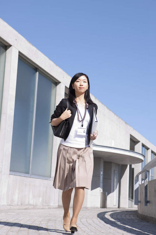 东方人,背,一个人,商务人士,商务女性,走,竖图,室外,白天,仰视,亚洲,仅一个年轻女性,仅一个女性,仅一个人,一条,盘绕,阴影,套装,装饰,环绕,围绕,光线,包,皮包,影子,环抱,注视,黄种人,一个,蓝色,白色,黑色,蓝天,天空,阳光,围巾,天,背着,观察,看,温暖,缭绕,晴朗,单个,围脖,观看,保暖,华丽,单肩包,点缀,察看,御寒,关注,商务装,工薪阶层,万里无云,衬托,美观,雅致,雅观,年轻女性,女人,女性,亚洲人,长发,白领,上班族,晴空,晴空万里,步行,走路,彩图,低角度拍摄,全身