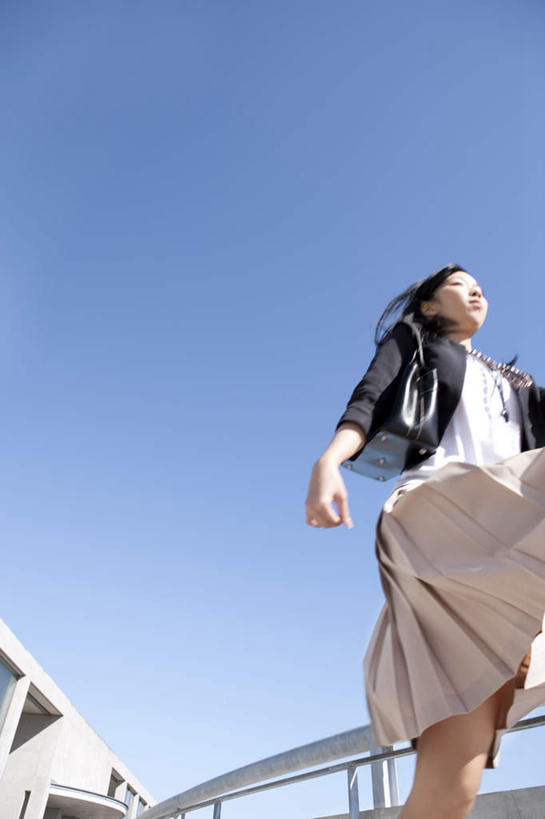 东方人,背,一个人,商务人士,商务女性,栏杆,走,竖图,室外,白天,仰视,金属制品,亚洲,仅一个年轻女性,仅一个女性,仅一个人,一条,盘绕,阴影,套装,装饰,环绕,围绕,光线,金属,包,皮包,影子,围栏,环抱,注视,黄种人,护栏,一个,蓝色,白色,黑色,蓝天,天空,阳光,围巾,天,背着,观察,看,温暖,缭绕,晴朗,单个,围脖,观看,保暖,华丽,单肩包,点缀,察看,御寒,关注,商务装,工薪阶层,万里无云,衬托,美观,雅致,雅观,年轻女性,女人,女性,亚洲人,长发,白领,上班族,晴空,晴空万里,步行,散步,走路,半身,彩图,低角度拍摄