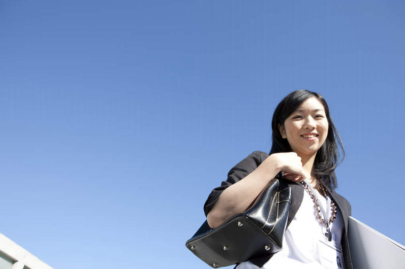 东方人,背,一个人,商务人士,商务女性,站,笑,微笑,露齿笑,横图,室外,白天,仰视,亚洲,仅一个年轻女性,仅一个女性,仅一个人,一条,盘绕,阴影,套装,装饰,环绕,围绕,光线,包,皮包,影子,环抱,注视,黄种人,一个,蓝色,白色,黑色,蓝天,天空,阳光,围巾,天,背着,低头,观察,看,站着,温暖,缭绕,晴朗,单个,围脖,观看,保暖,华丽,单肩包,点缀,察看,御寒,关注,商务装,工薪阶层,万里无云,衬托,美观,雅致,雅观,年轻女性,女人,女性,亚洲人,长发,白领,上班族,晴空,晴空万里,站立,半身,彩图,低角度拍摄