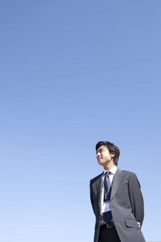 东方人,一个人,商务人士,商务男性,站,笑,微笑,露齿笑,竖图,室外,白天,仰视,衬衫,亚洲,仅一个男性,仅一个人,阴影,套装,光线,影子,注视,黄种人,仅一个年轻男性,蓝色,黑色,蓝天,天空,阳光,天,观察,看,站着,晴朗,观看,察看,关注,商务装,工薪阶层,背手,万里无云,男人,男性,年轻男性,亚洲人,白领,上班族,晴空,晴空万里,站立,半身,彩图,低角度拍摄,衬衣,短发