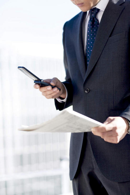 东方人,一个人,商务人士,商务男性,站,打电话,竖图,室外,白天,正面,衬衫,电话,手机,亚洲,仅一个男性,仅一个人,一本,敲打,握,阴影,套装,朦胧,模糊,光线,材料,档案,文件,影子,黄种人,输入,通讯设备,仅一个年轻男性,一个,蓝色,蓝天,天空,阳光,资料,天,打字,低头,站着,握着,晴朗,单个,点击,敲击,文档,商务装,工薪阶层,万里无云,交流,按键,男人,男性,年轻男性,亚洲人,白领,上班族,晴空,晴空万里,沟通,通话,站立,半身,彩图,衬衣