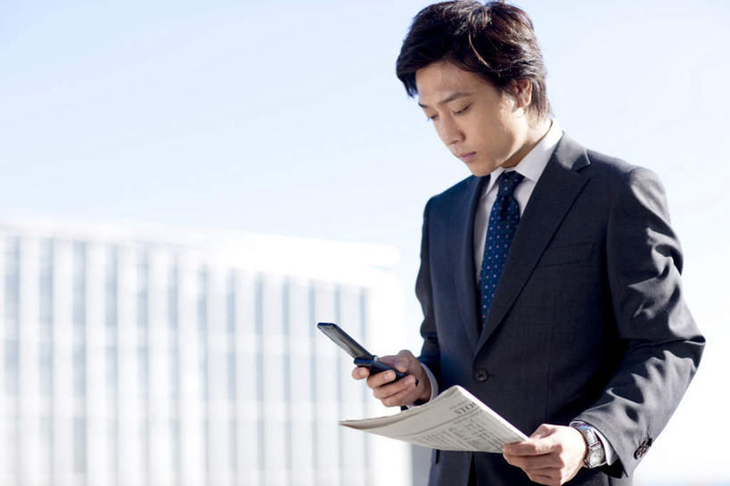 东方人,一个人,商务人士,商务男性,站,打电话,横图,室外,白天,正面,衬衫,电话,手机,亚洲,仅一个男性,仅一个人,一本,敲打,握,阴影,套装,朦胧,模糊,光线,材料,档案,文件,影子,注视,黄种人,输入,通讯设备,仅一个年轻男性,一个,蓝色,黑色,蓝天,天空,阳光,资料,天,打字,低头,观察,看,站着,握着,晴朗,单个,观看,点击,敲击,察看,关注,文档,商务装,工薪阶层,万里无云,交流,按键,男人,男性,年轻男性,亚洲人,白领,上班族,晴空,晴空万里,沟通,通话,站立,半身,彩图,衬衣,短发