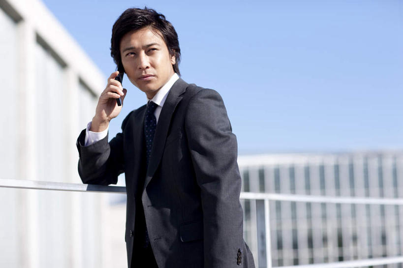 东方人,一个人,商务人士,商务男性,栏杆,站,打电话,横图,室外,白天,侧面,衬衫,靠垫,电话,手机,金属制品,亚洲,仅一个男性,仅一个人,撑,握,阴影,套装,朦胧,模糊,光线,金属,影子,围栏,靠枕,扭头,注视,黄种人,通讯设备,护栏,仅一个年轻男性,蓝色,黑色,蓝天,天空,阳光,垫子,枕头,天,观察,看,站着,转头,握着,晴朗,观看,察看,撑着,关注,商务装,工薪阶层,万里无云,交流,男人,男性,年轻男性,亚洲人,白领,上班族,晴空,晴空万里,沟通,通话,站立,半身,彩图,衬衣,短发