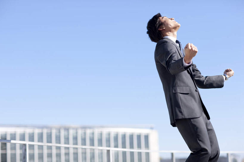 东方人,一个人,商务人士,商务男性,站,横图,室外,白天,仰视,衬衫,亚洲,双手,仅一个男性,仅一个人,握,阴影,套装,欢呼,朦胧,模糊,光线,影子,注视,黄种人,鼓励,仅一个年轻男性,蓝色,黑色,蓝天,天空,阳光,天,观察,加油,看,手势,握拳,站着,两只,打气,握着,晴朗,观看,察看,喝彩,关注,鼓舞,商务装,工薪阶层,万里无云,男人,男性,年轻男性,亚洲人,白领,上班族,晴空,晴空万里,抬头,仰头,站立,半身,彩图,低角度拍摄,衬衣,短发