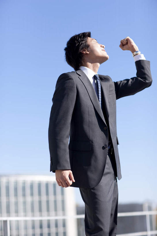 东方人,一个人,商务人士,商务男性,站,笑,微笑,露齿笑,竖图,室外,白天,仰视,衬衫,亚洲,仅一个男性,仅一个人,握,阴影,套装,朦胧,模糊,光线,影子,注视,黄种人,鼓励,仅一个年轻男性,蓝色,黑色,蓝天,天空,阳光,天,观察,加油,看,手势,握拳,站着,打气,握着,晴朗,观看,察看,关注,鼓舞,商务装,工薪阶层,万里无云,男人,男性,年轻男性,亚洲人,白领,上班族,晴空,晴空万里,抬头,仰头,站立,半身,彩图,低角度拍摄,衬衣,短发