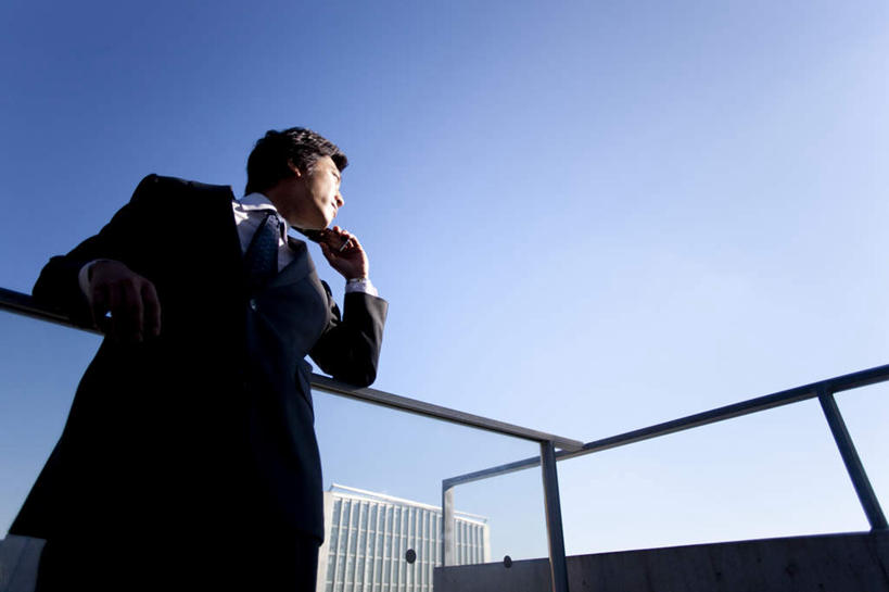 东方人,一个人,商务人士,商务男性,栏杆,站,打电话,横图,室外,白天,仰视,衬衫,电话,手机,亚洲,仅一个男性,仅一个人,撑,握,阴影,套装,朦胧,模糊,光线,影子,围栏,扭头,注视,黄种人,通讯设备,护栏,仅一个年轻男性,蓝色,黑色,蓝天,天空,阳光,天,观察,看,站着,转头,握着,晴朗,观看,察看,撑着,关注,商务装,工薪阶层,万里无云,交流,男人,男性,年轻男性,亚洲人,白领,上班族,晴空,晴空万里,沟通,通话,站立,半身,彩图,低角度拍摄,衬衣,短发