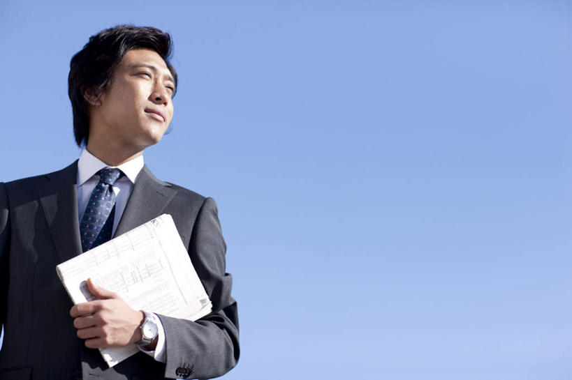 东方人,一个人,商务人士,商务男性,站,捧,横图,室外,白天,仰视,衬衫,亚洲,仅一个男性,仅一个人,一本,阴影,套装,朦胧,模糊,光线,材料,档案,文件,影子,注视,黄种人,仅一个年轻男性,蓝色,黑色,蓝天,天空,阳光,资料,天,观察,看,站着,晴朗,观看,察看,关注,文档,商务装,工薪阶层,万里无云,男人,男性,年轻男性,亚洲人,白领,上班族,晴空,晴空万里,端,端着,捧着,手捧,抬头,仰头,站立,半身,彩图,低角度拍摄,衬衣,短发