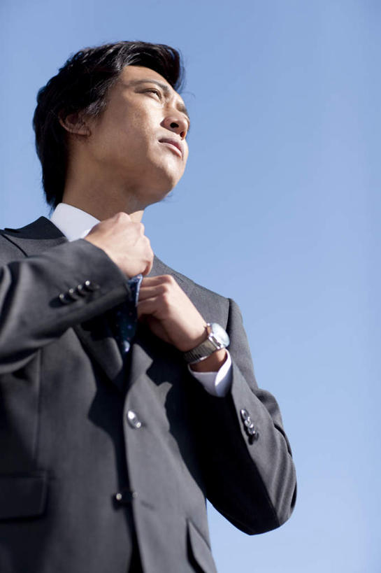 东方人,一个人,商务人士,商务男性,站,摸,竖图,室外,白天,仰视,衬衫,亚洲,仅一个男性,仅一个人,抚摸,握,阴影,套装,朦胧,模糊,光线,影子,注视,黄种人,仅一个年轻男性,蓝色,黑色,蓝天,天空,阳光,天,观察,看,站着,握着,系,晴朗,观看,察看,关注,商务装,工薪阶层,万里无云,男人,男性,年轻男性,亚洲人,白领,上班族,晴空,晴空万里,触摸,接触,站立,半身,彩图,低角度拍摄,衬衣,短发