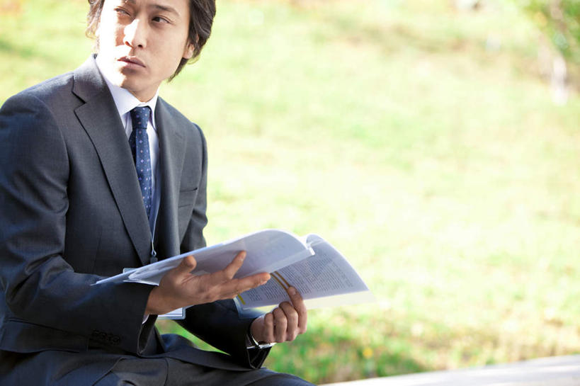 东方人,一个人,商务人士,商务男性,坐,捧,横图,室外,白天,正面,衬衫,草地,草坪,植物,书籍,亚洲,仅一个男性,仅一个人,一本,阴影,套装,朦胧,模糊,光线,影子,扭头,注视,黄种人,草,仅一个年轻男性,绿色,黑色,阳光,打开,观察,看,转头,观看,察看,开启,关注,商务装,工薪阶层,男人,男性,年轻男性,亚洲人,白领,上班族,书,图书,端,端着,捧着,手捧,坐着,半身,彩图,衬衣,短发