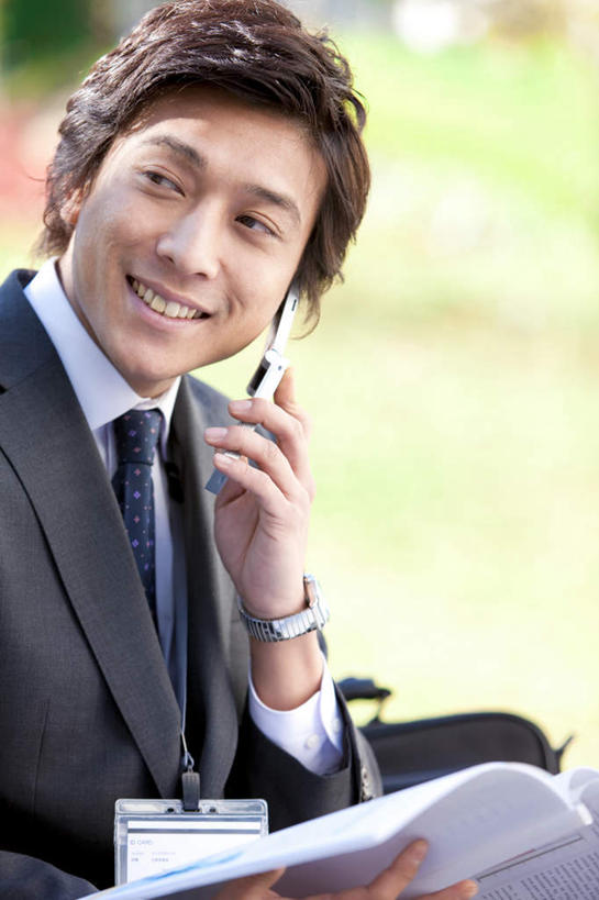 东方人,一个人,商务人士,商务男性,坐,捧,笑,打电话,微笑,露齿笑,竖图,室外,白天,侧面,衬衫,草地,草坪,植物,电话,手机,书籍,亚洲,仅一个男性,仅一个人,一本,握,阴影,套装,朦胧,模糊,光线,影子,扭头,注视,黄种人,通讯设备,草,仅一个年轻男性,绿色,黑色,阳光,打开,观察,看,转头,握着,观看,察看,开启,关注,商务装,工薪阶层,一部,交流,男人,男性,年轻男性,亚洲人,白领,上班族,书,图书,端,端着,沟通,捧着,手捧,通话,坐着,半身,彩图,衬衣,短发