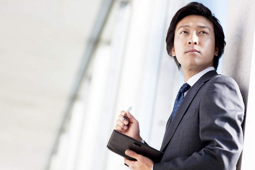 东方人,一个人,商务人士,商务男性,站,横图,室内,白天,仰视,衬衫,亚洲,仅一个男性,仅一个人,一本,握,阴影,套装,朦胧,模糊,光线,笔,影子,办公用品,记事本,扭头,注视,黄种人,文具,仅一个年轻男性,黑色,阳光,本子,笔记本,学习用品,观察,看,靠,靠着,站着,转头,握着,观看,文具用品,一支,察看,关注,商务装,工薪阶层,男人,男性,年轻男性,亚洲人,白领,上班族,站立,半身,彩图,低角度拍摄,衬衣,短发