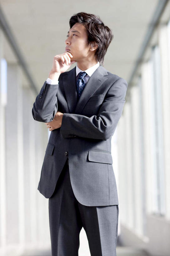 东方人,一个人,商务人士,商务男性,站,竖图,室内,白天,仰视,衬衫,亚洲,仅一个男性,仅一个人,撑,阴影,套装,朦胧,模糊,光线,影子,扭头,托腮,注视,黄种人,仅一个年轻男性,黑色,阳光,观察,看,托,站着,转头,思考,观看,察看,关注,托下巴,商务装,工薪阶层,思虑,男人,男性,年轻男性,亚洲人,白领,上班族,抬头,仰头,站立,半身,彩图,低角度拍摄,衬衣,短发