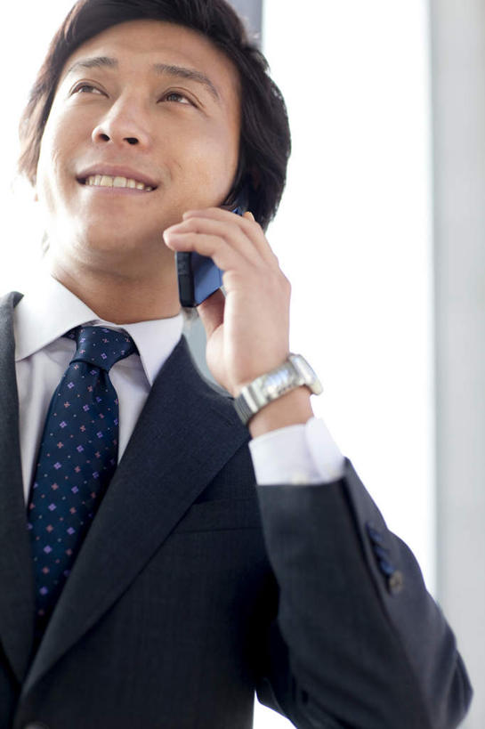 东方人,一个人,商务人士,商务男性,站,笑,打电话,微笑,露齿笑,竖图,室内,白天,正面,衬衫,电话,手机,亚洲,仅一个男性,仅一个人,握,阴影,套装,光线,影子,注视,黄种人,通讯设备,仅一个年轻男性,黑色,阳光,观察,看,站着,握着,观看,察看,关注,商务装,工薪阶层,一部,交流,男人,男性,年轻男性,亚洲人,白领,上班族,沟通,通话,站立,半身,彩图,衬衣,短发