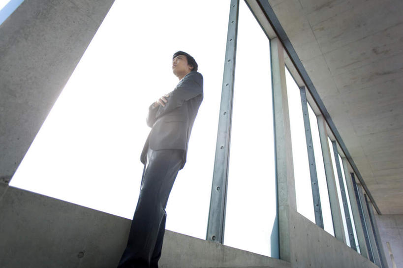 东方人,一个人,商务人士,商务男性,站,横图,室内,白天,仰视,衬衫,窗户,落地窗,亚洲,仅一个男性,仅一个人,一排,许多,阴影,套装,朦胧,模糊,整齐,光线,影子,走道,走廊,过道,注视,黄种人,玻璃窗,排列,仅一个年轻男性,黑色,阳光,观察,看,站着,观看,察看,队列,关注,商务装,工薪阶层,男人,男性,年轻男性,亚洲人,白领,上班族,站立,半身,彩图,低角度拍摄,衬衣,短发